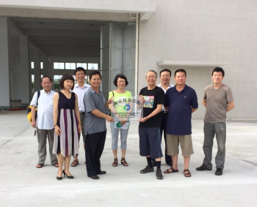 厦门市留学人员管理中心陈雪莲主任为“猪业展示中心”授牌